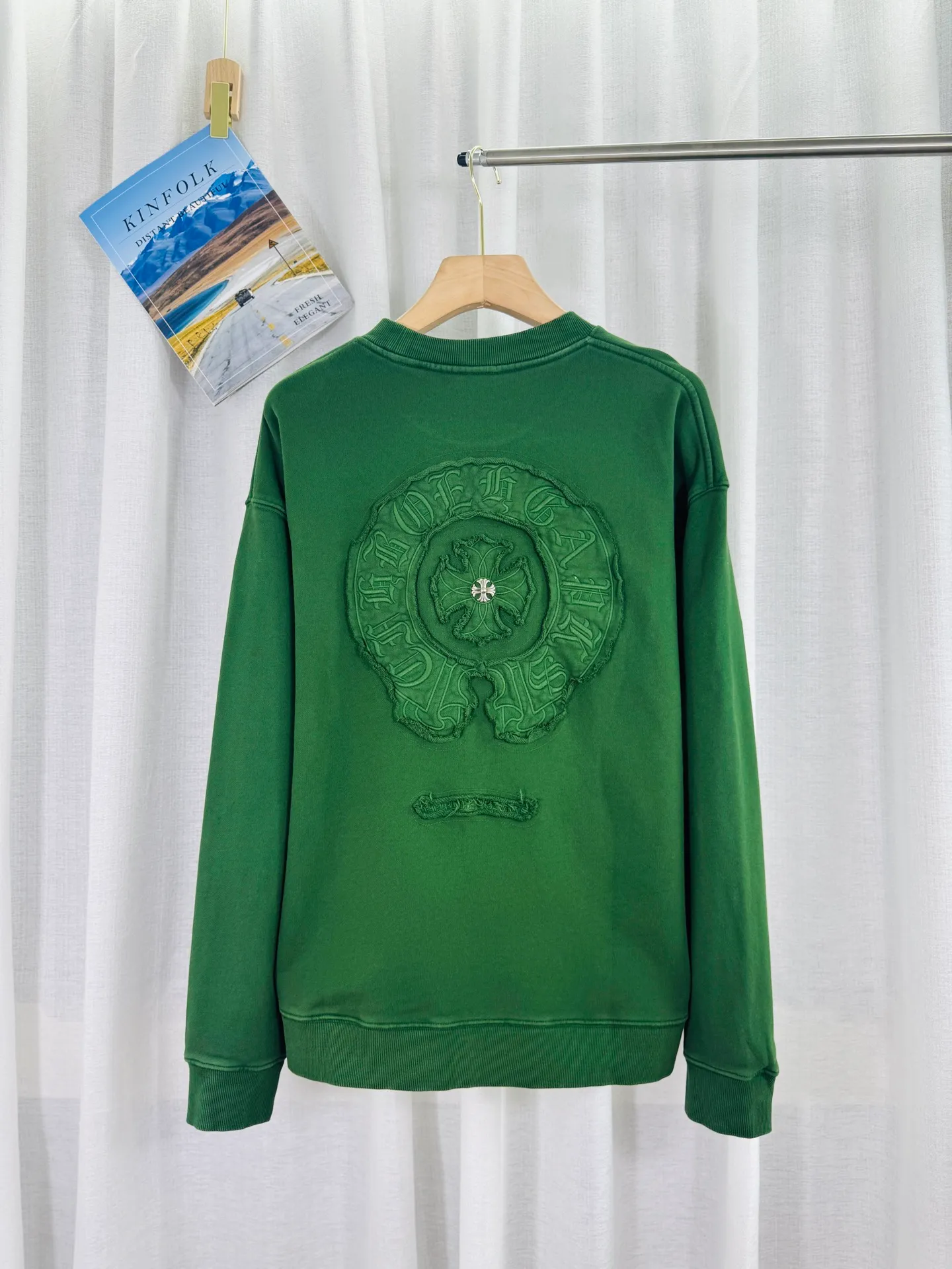 P280 top version, real shot without P, ​​different from market currency) 𝗖𝗵𝗿𝗼𝗺𝗲 𝗛𝗲𝗮𝗿𝘁𝘀/Cro Heart 2025 washed patch embroidery autumn and winter new original single counter American laser burnt 3D three-dimensional color embroidery couple casual sweatshirt 👑The highest version! Customized fabric 430g tripe terry fabric! American acid-washed and distressed original fabric laser burnt ✟appliqué embroidery and exquisite embroidery of letters! The best-selling model in the counter, very comfortable to wear. Accessories: original molded and authenticated collar label➕100% silk wash label. Genuine purchase-grade original hangtag➕matching hanging rope➕3D hanging beads➕original packaging bag. Craftsmanship: The original version has consistent wiring! The highest version of the armhole matching technique! Color: Pink Black Green Size: S M L XL Style Number: 25-377